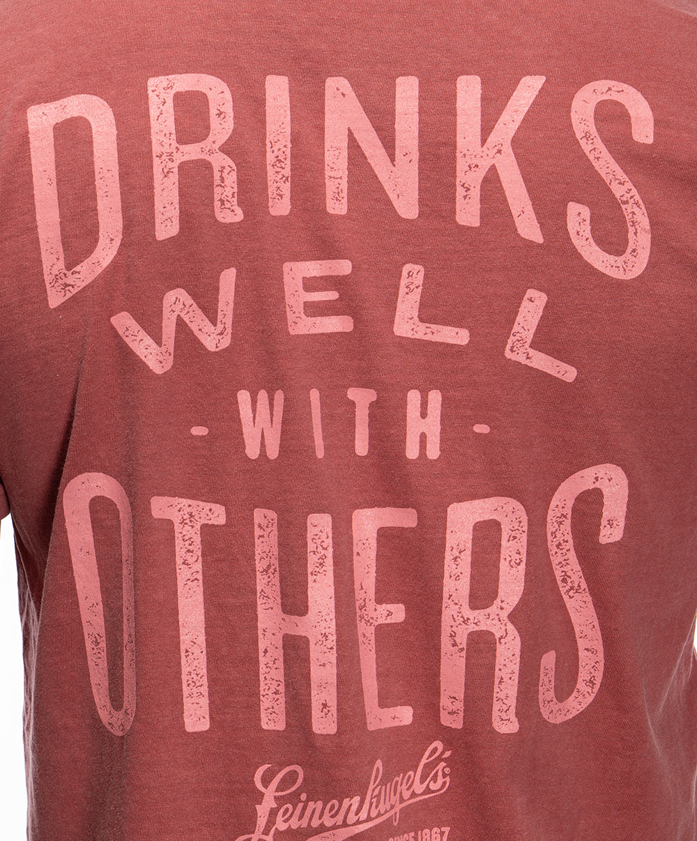 LEINIE DRINKS WELL RED TEE