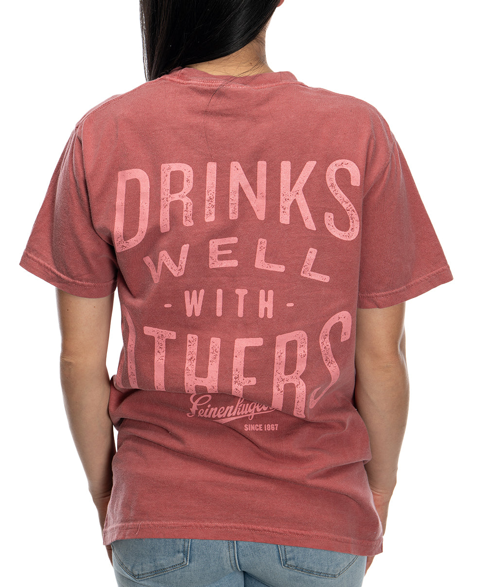 LEINIE DRINKS WELL RED TEE